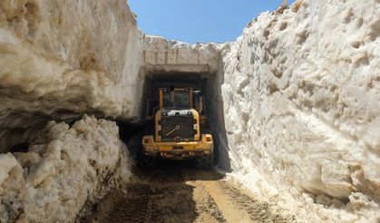 Hakkari’de haziran ayında karla mücadele çalışmaları devam ediyor