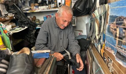Teknolojiye rağmen 2 metrelik dükkanda 10 kişilik aileye bakıyor