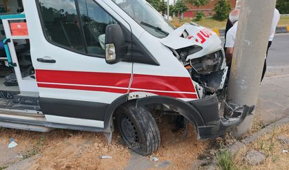 Ambulansla otomobil çarpıştı: çok sayıda yaralı var!