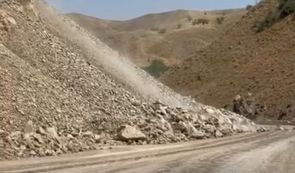 Van-Hakkari karayoluna kaya düştü: Yol ulaşıma kapandı, uzun araç kuyrukları oluştu!
