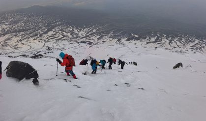 Ağrı Dağı zirvesinde Van Gölü için ortak mesaj!