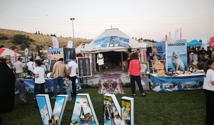 Ahlat’ta Van rüzgarı esti