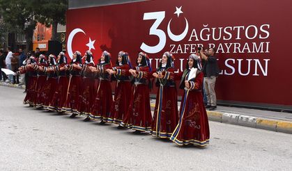 Van'da 30 Ağustos Zafer Bayramı törenlerle kutlandı!