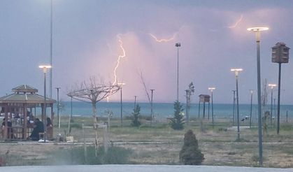 Van semalarında görsel şölen: Şimşekler geceyi aydınlattı