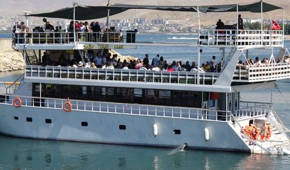 Savaşa rağmen İranlı turistlerin Van’a akın etti