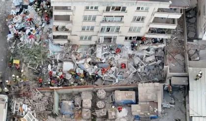İstanbul'da 7 katlı bina çöktü! 10 kişi kurtarıldı, 2 kişi hayatını kaybetti