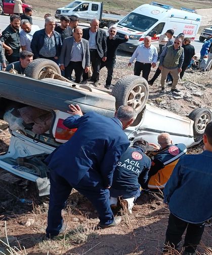 Van-Yüksekova karayolunda otomobil devrildi: 9 kişi yaralandı!