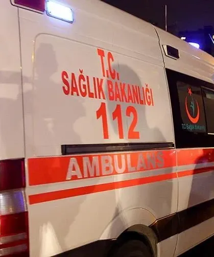 Ambulans ile otomobil çarpıştı: Yaralı sağlık çalışanları diğer yaralıların yardımına koştu!