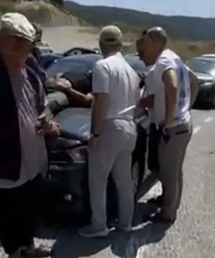 Otomobilin çarptığı motosikletin sürücüsü, düştüğü aracın üzerinde ambulans bekledi
