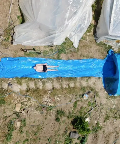 Sıcaklardan bunalan adam evinin bahçesine aquapark kurdu!
