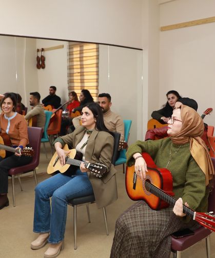 Van’da ücretsiz bağlama ve gitar kurslarında ilk ders yapıldı!