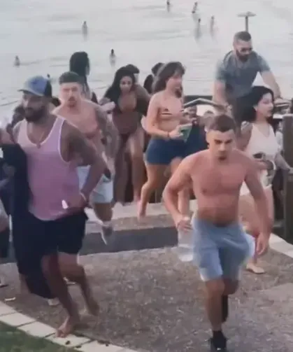 Plajda silahlı saldırı: En az 10 ölü