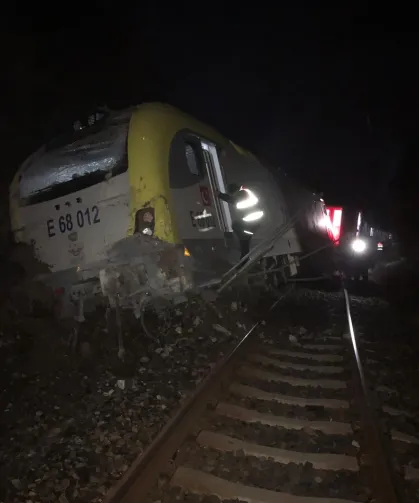 Heyelan faciası: Tren vagonu raydan çıktı!