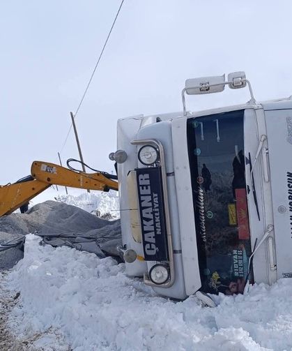 Muradiye’de tır devrildi!
