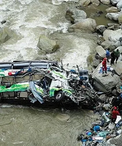 Katliam gibi kaza! Yolcu otobüsu nehre uçtu: 17 ölü, 20 yaralı!