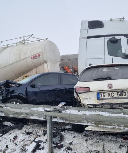 Zincirleme kazada can pazarı: 8 kişi ağır çok sayıda kişi yaralandı!