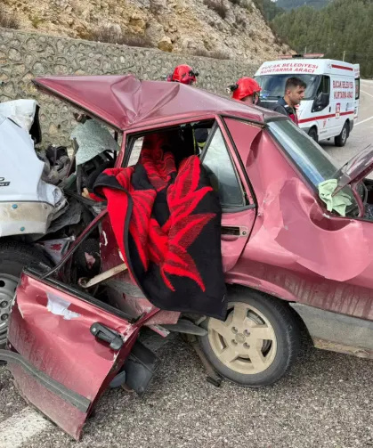 Minibüs ile otomobil kafa kafaya çarpıştı: Genç çift öldü, 4 kişi yaralandı!