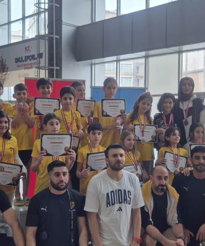 Van Gençlerbirliği 17 madalya ile yüzme il birinciliğine damga vurdu