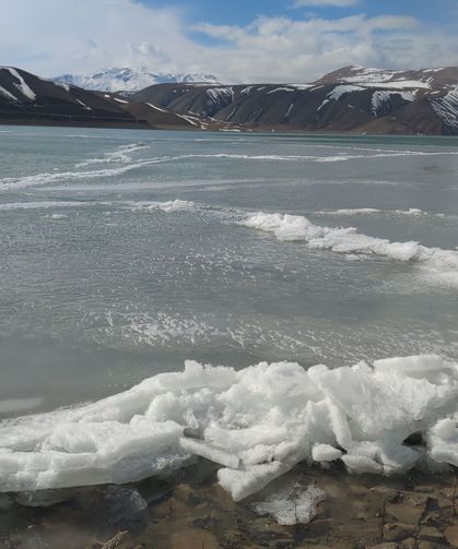 Zernek Barajı'ndaki dalgalar donarak kristalleşti!