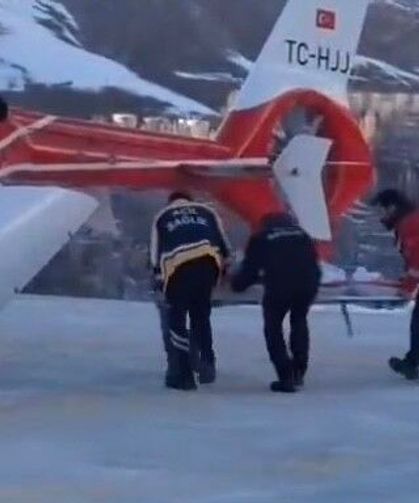 Yüksekten düşen 3 yaşındaki çocuk helikopter ambulansla Van'a sevk edildi
