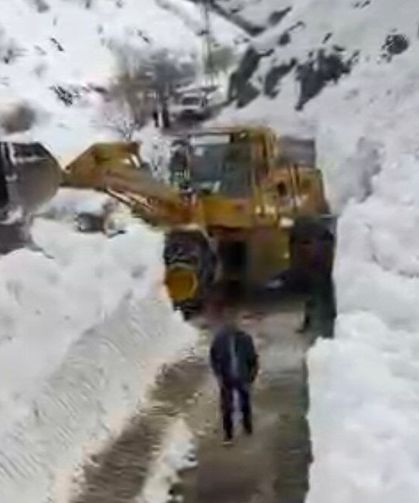 Bahçesaray yoluna düşen çığ temizlendi