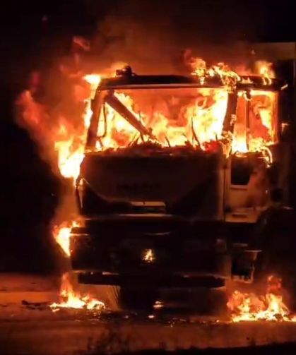Van'da Ağrı Belediyesine ait çöp kamyonu alev alev yandı!