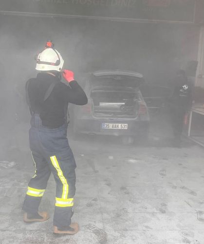 Van’da tamir için sanayiye götürülen otomobil alev alev yandı