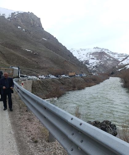 Van Kara Yolu’nda heyelan: Yol trafiğe kapandı!