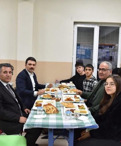 İpekyolu Kaymakamı Gilan, öğrencilerle iftar sofrasında buluştu!