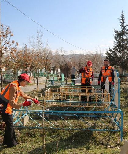 Van'da şehitliklerdeki bayraklar yenilendi, mezarlar bakımdan geçirildi