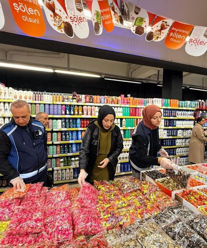 Van Büyükşehir Belediyesinden bayram öncesi tatlı ve marketlere denetim