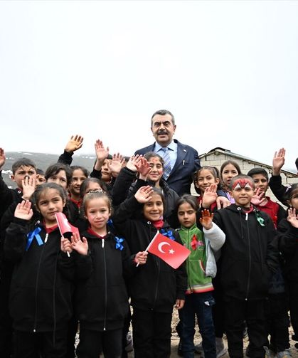 Milli Eğitim Bakanı Tekin, Van'da öğrencilerle buluştu!