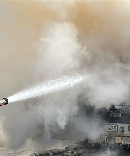 Van'da seyir halindeki tırın dorsesinde çıkan yangın söndürüldü