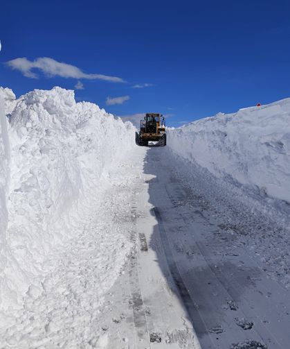 Van, Nisan ayında 5 metrelik kar ile mücadele ediyor!