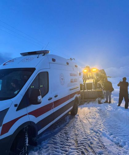 Hasta almaya giden sağlık ekibi karda mahsur kaldı!