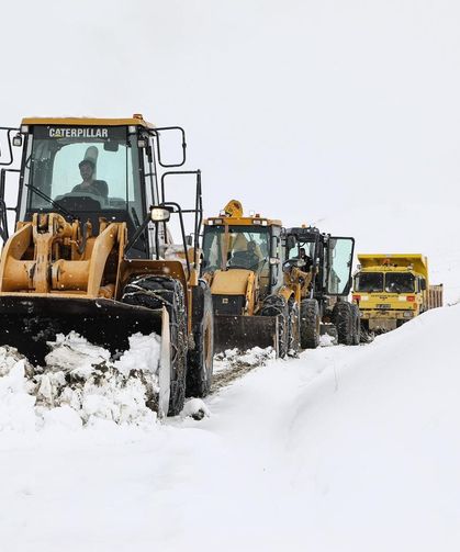Van’da bahar ortasında yağan kar, yolları kapattı!