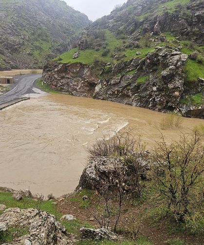 Derecik-Şemdinli Kara Yolu sel suları nedeniyle kapandı!
