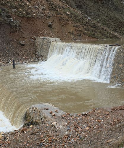 Van’ı sağanak yağış vurdu, ilçe merkezi risk altında!
