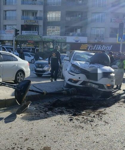 Van’da otomobil aydınlatma direğine çarptı: 1 kişi yaralandı!