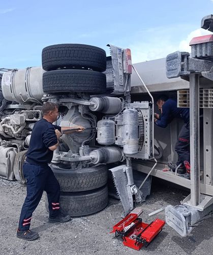 Van'da toprak yüklü tır kontrolden çıkarak devrildi: 1 kişi yaralandı!