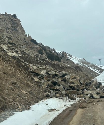 Van’da mahalle yolunda heyelan: Yol ulaşıma kapandı!