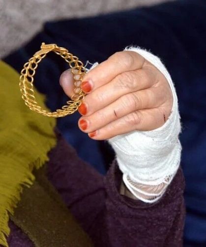 85 yaşındaki komşusunun ellerini keserek bileziklerini çaldı!