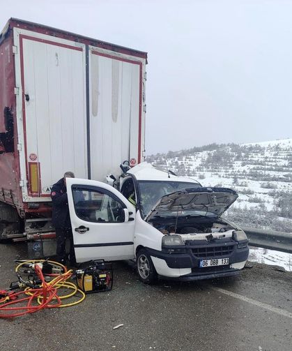 Feci bir kaza daha! Otomobil tıra ok gibi saplandı: Çok sayıda ölü ve yaralı var!