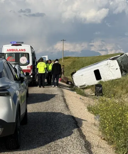 Kontrolden çıkan yolcu minibüsü devrildi: 19 kişi yaralandı!