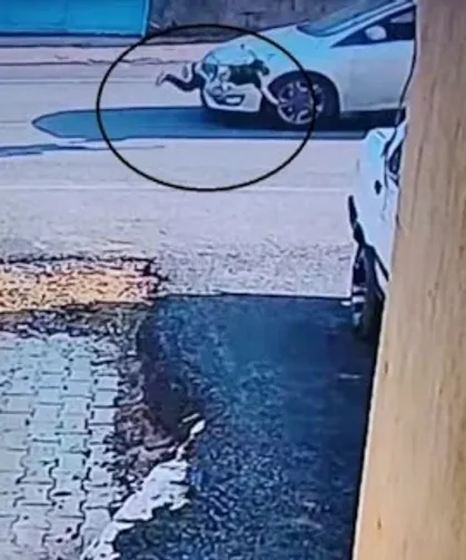 Yola fırlayan çocuk, otomobilin çarpmasıyla metrelerce savruldu