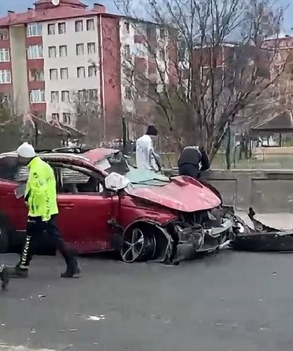 Kontrolden çıkan otomobil bahçe duvarına çarptı: 1 ölü, 1 ağır yaralı!