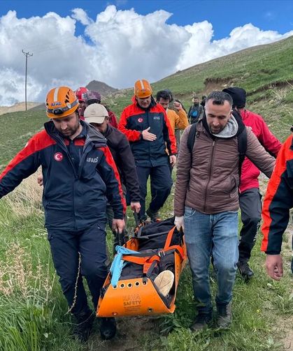 Van'da dağda ayağı burkulduğu için mahsur kalan kişi için ekipler seferber oldu!