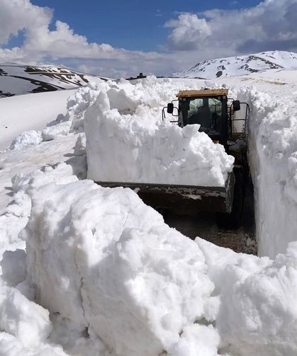 Van’da bahar ortasında şaşırtan manzara!