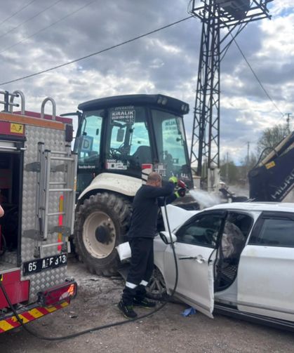 Van’da otomobil ile iş makinesi çarpıştı: 1 kişi yaralandı!