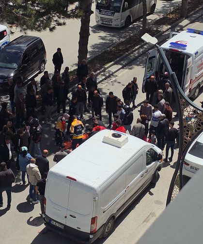 Tatvan’da motosiklet ile elektrikli bisiklet çarpıştı: 2 kişi yaralandı!